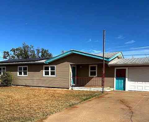Homes For Sale - 123 E Mccaulley Avenue<br/> Bronte, TX 76933