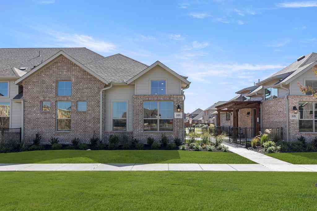 Townhouse For Sale - 644 Oakridge Drive<br/> Collin County, Wylie, TX 75098