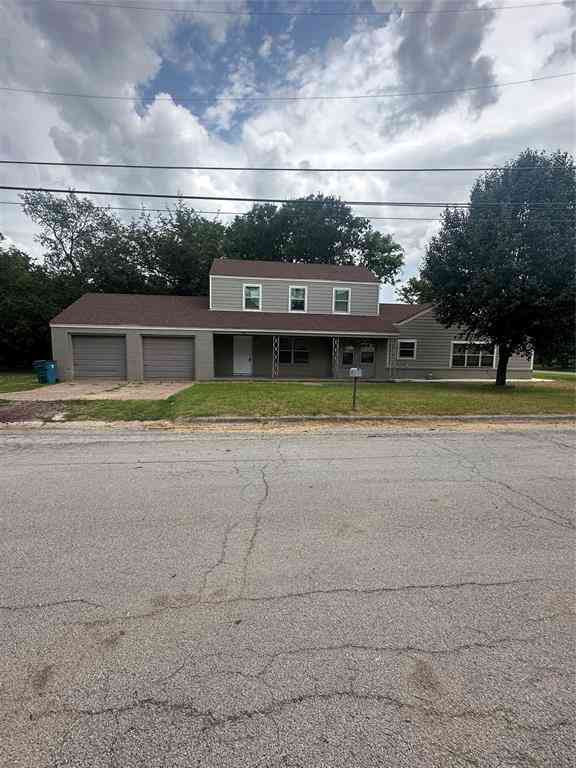 Homes For Sale - 701 Hulme Street<br/> Bowie, TX 76230