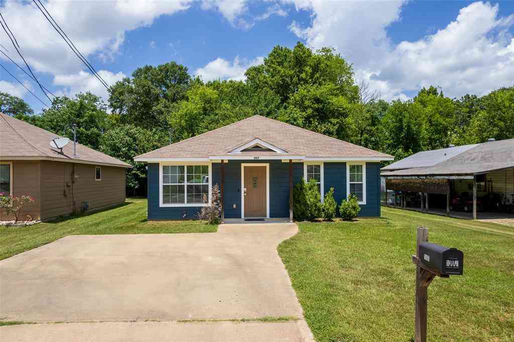 Homes For Sale - 1107 E. 8th<br/> Mount Pleasant, TX 75455