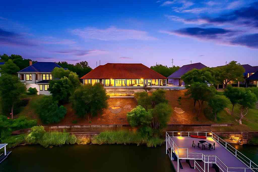 Homes For Sale - 7004 Stone Bluff Court<br/> Granbury, TX 76048