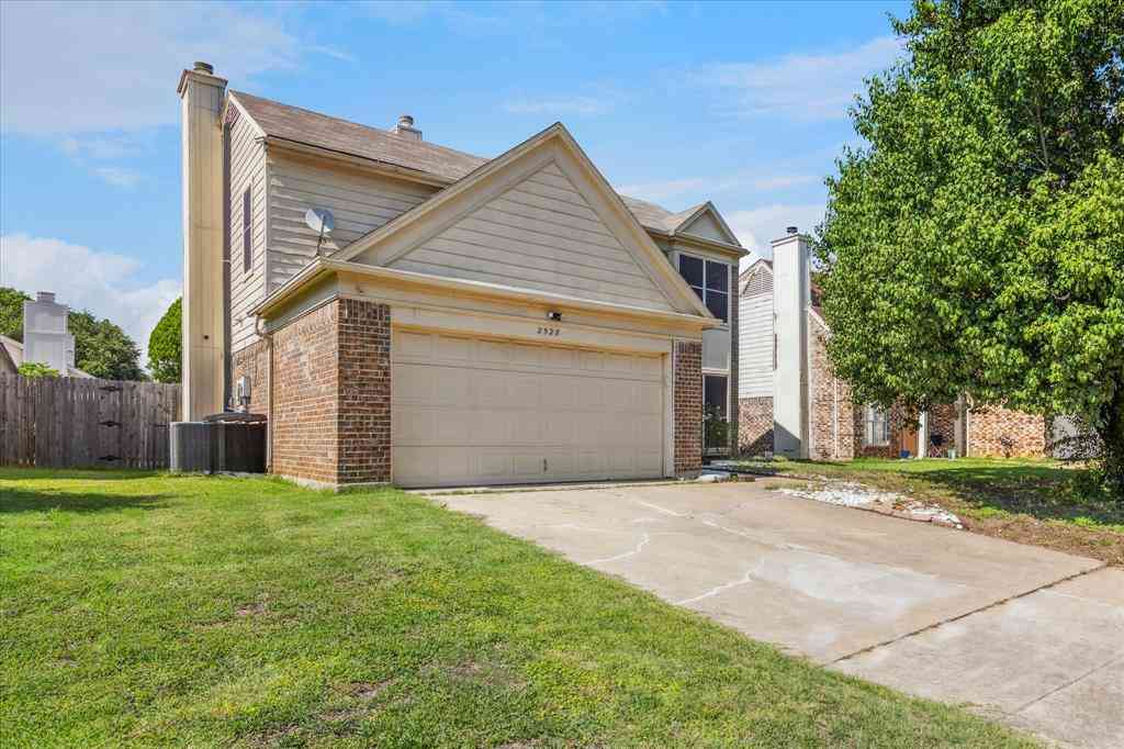 Homes For Sale - 2528 Creekwood Lane<br/> Fort Worth, TX 76123