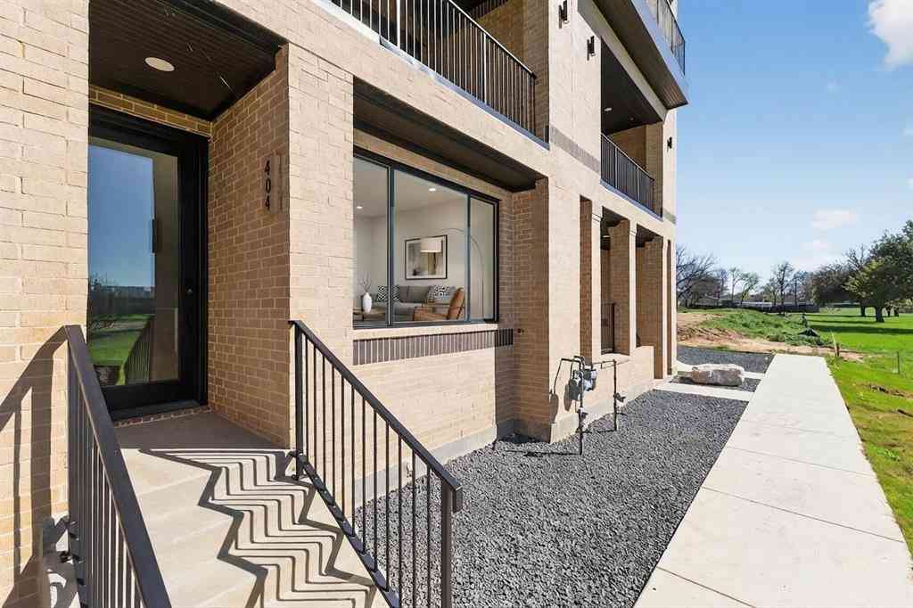 Townhouse For Sale - 404 Vista Buena Trail<br/> Fort Worth, TX 76111