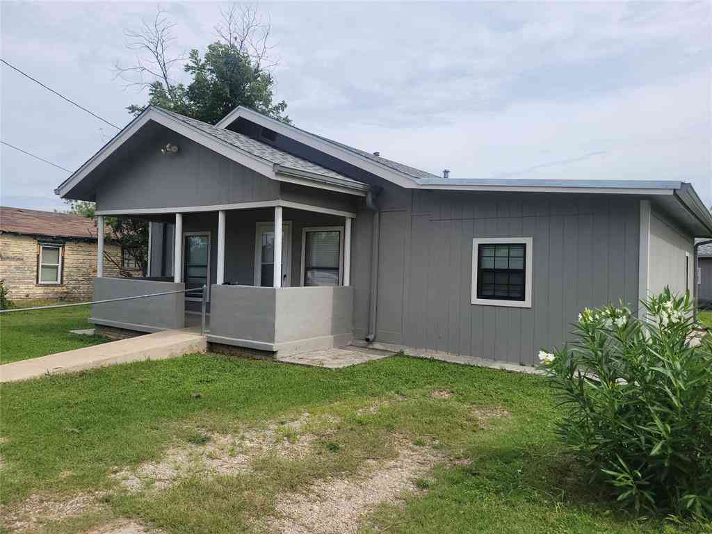 Homes For Sale - 1009 W Mesquite Street<br/> Coleman, TX 76834