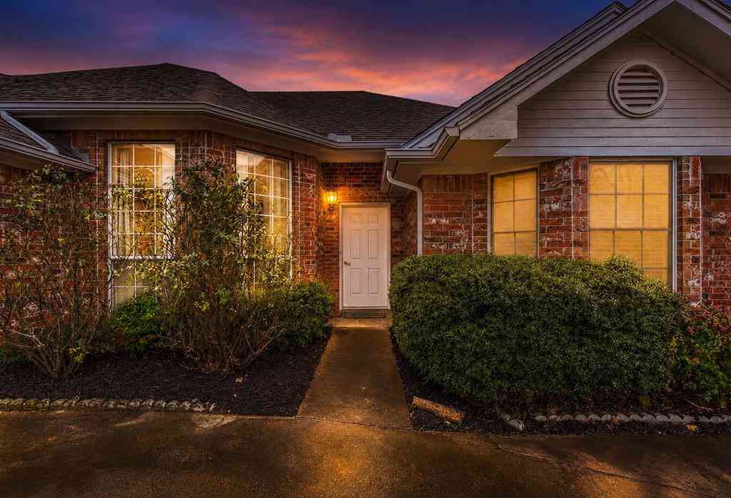 Homes For Sale - 3905 Frisco Circle<br/> Granbury, TX 76048