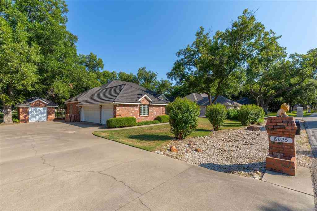 Homes For Sale - 8925 Green Leaves Drive<br/> Granbury, TX 76049
