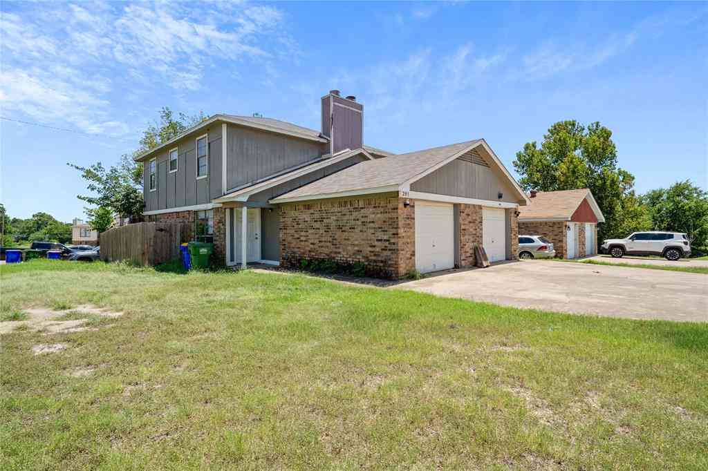 Townhouse For Rent - 201 S Las Vegas Trail<br/> White Settlement, TX 76108