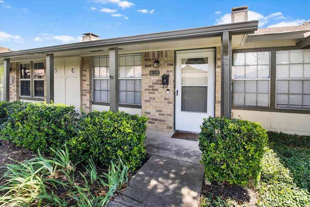 Townhouse For Sale - 1903 Wyndemere Lane<br/> Garland, TX 75042