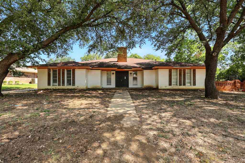 Homes For Sale - 2304 Royal Acres Drive<br/> Denton, TX 76209