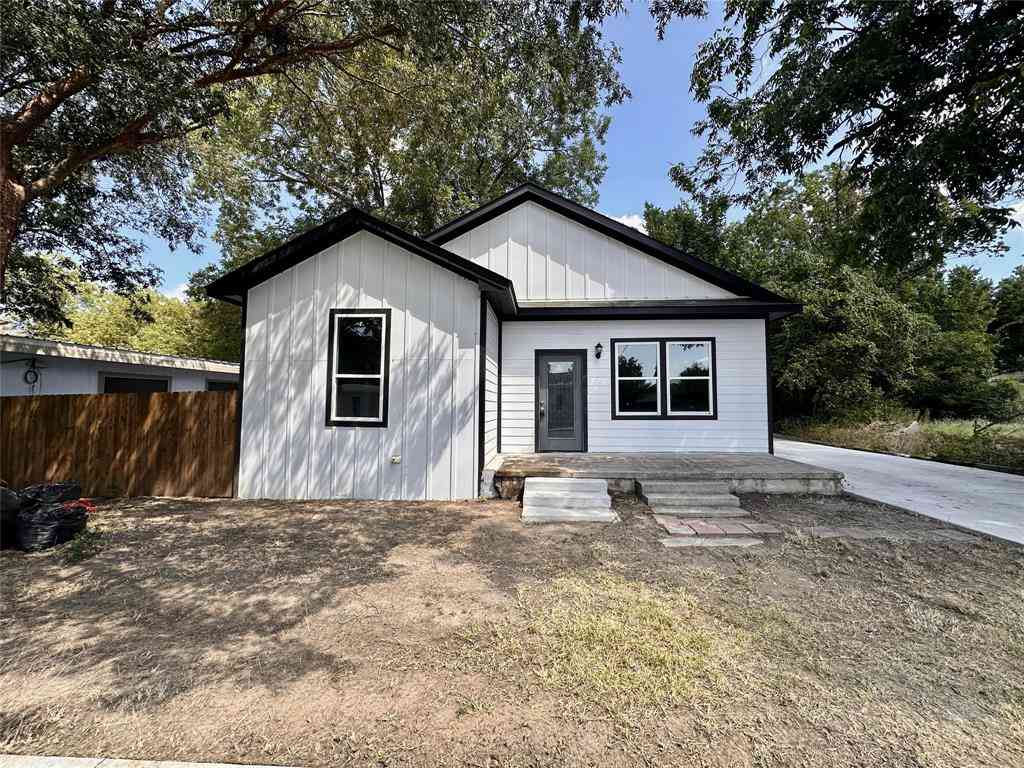 Homes For Sale - 1007 E Broadway Street<br/> Gainesville, TX 76240