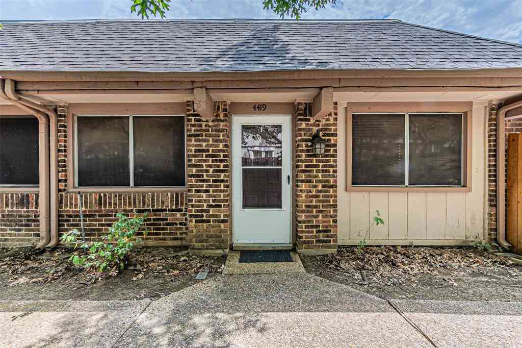 Townhouse For Sale - 4419 Westminster Drive<br/> Irving, TX 75038