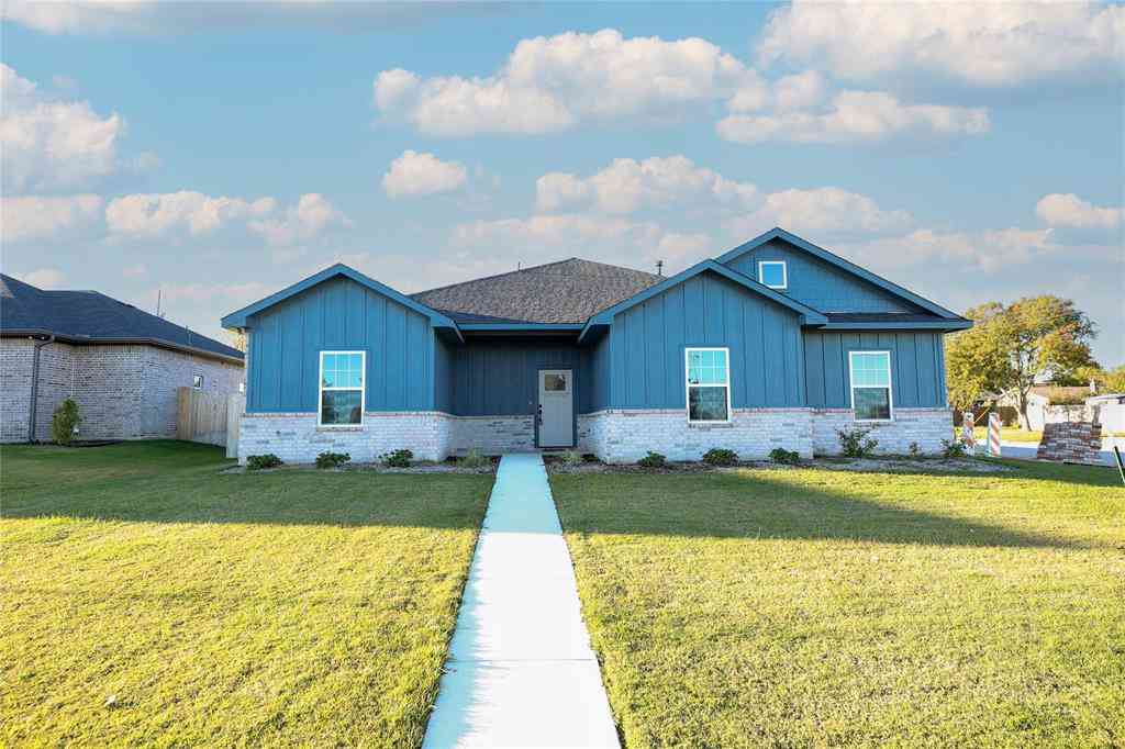 Homes For Sale - 1412 Mason Street<br/> Bowie, TX 76230