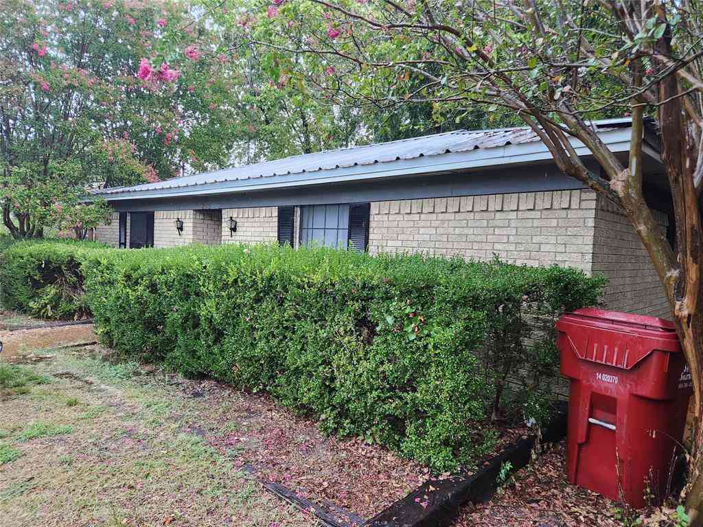 Homes For Sale - 209 E 2nd Street<br/> Quinlan, TX 75474