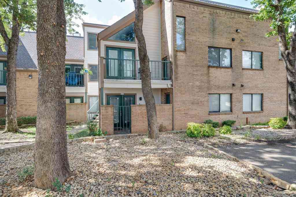 Condo For Rent - 2304 Balsam Drive #E107<br/> Arlington, TX 76006