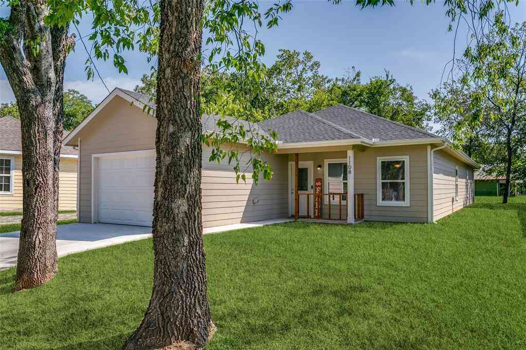 Homes For Sale - 1108 S Morris Street<br/> Gainesville, TX 76240