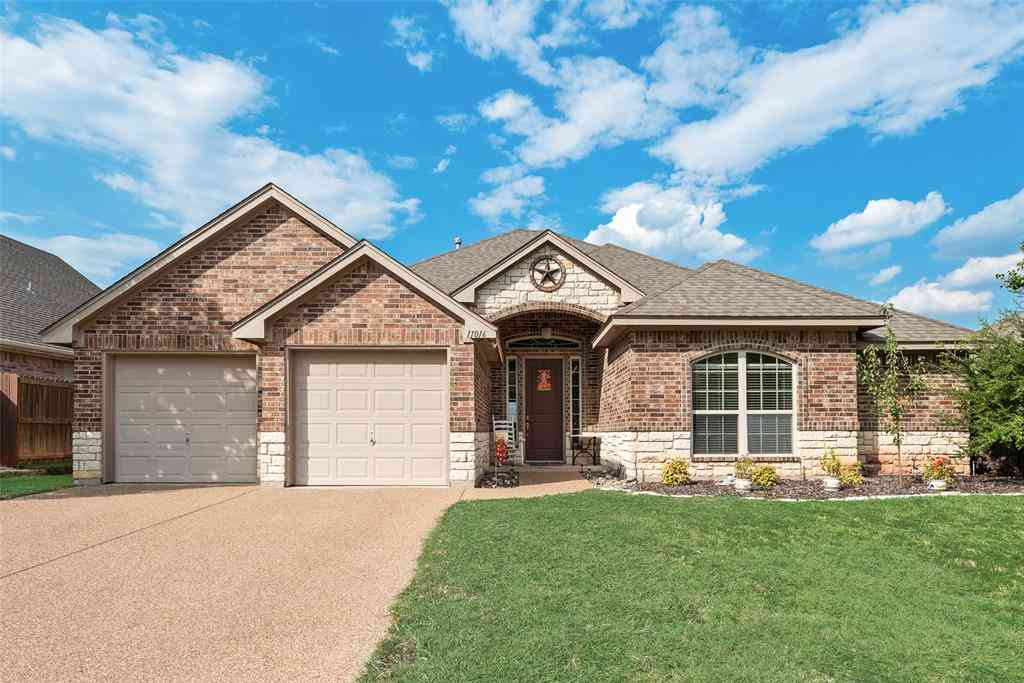 Homes For Sale - 11016 Castle Oak Lane W<br/> Fort Worth, TX 76108