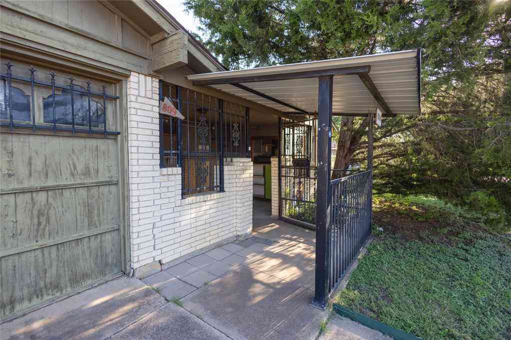 Homes For Sale - 809 Lomo Street<br/> Fort Worth, TX 76110