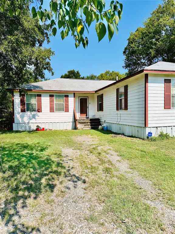 Homes For Sale - 300 SW 3rd Street<br/> Hill County, Hubbard, TX 76648