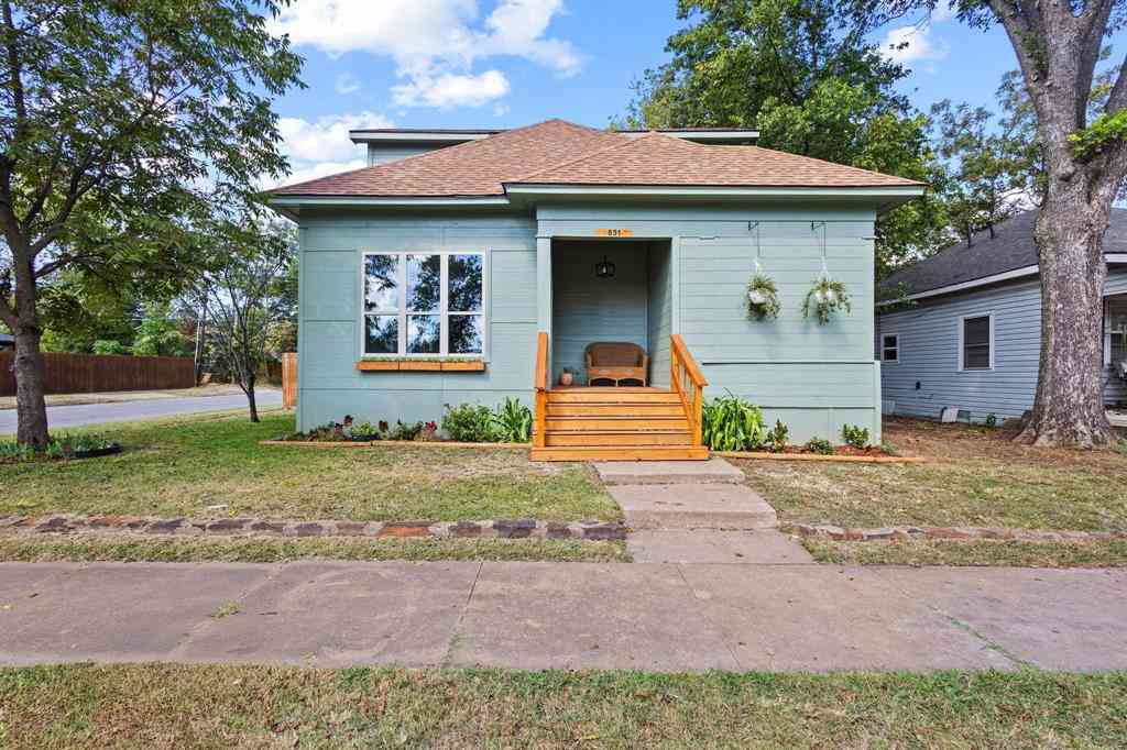 Homes For Sale - 831 W Owing Street<br/> Grayson County, Denison, TX 75020