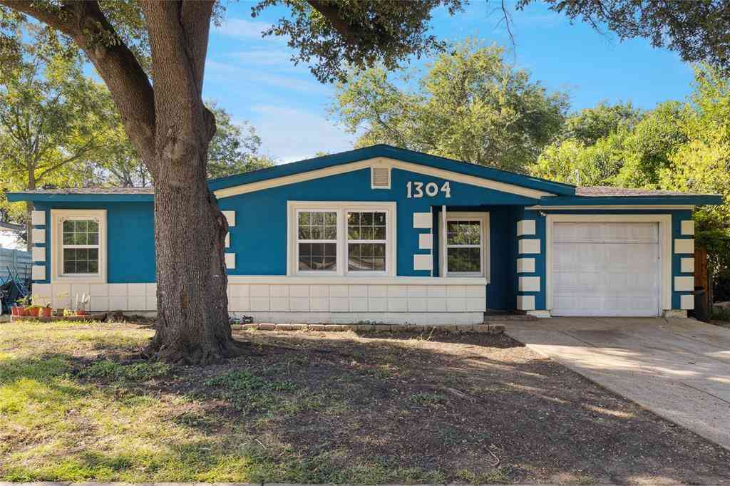 Homes For Sale - 1304 E Lovers Lane<br/> Tarrant County, Arlington, TX 76010