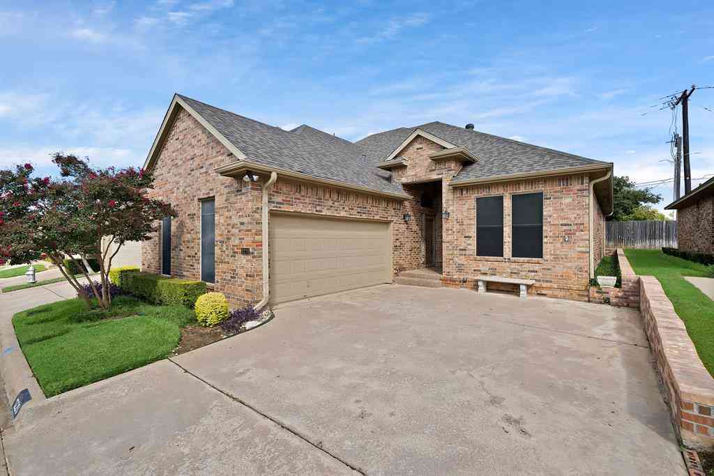Townhouse For Sale - 1220 Woodland Park Drive<br/> Tarrant County, Hurst, TX 76053