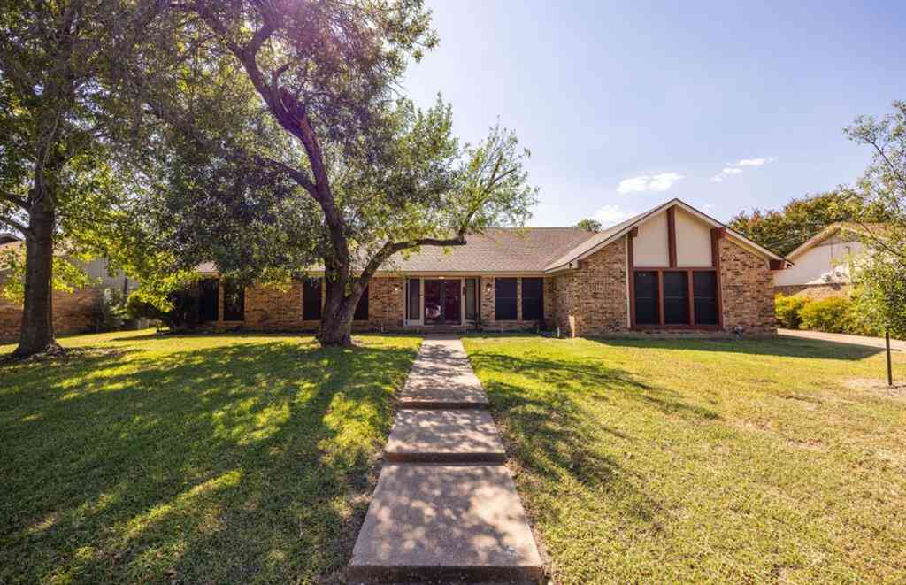 Homes For Sale - 640 Ivy Ann Drive<br/> Mclennan County, Woodway, TX 76712