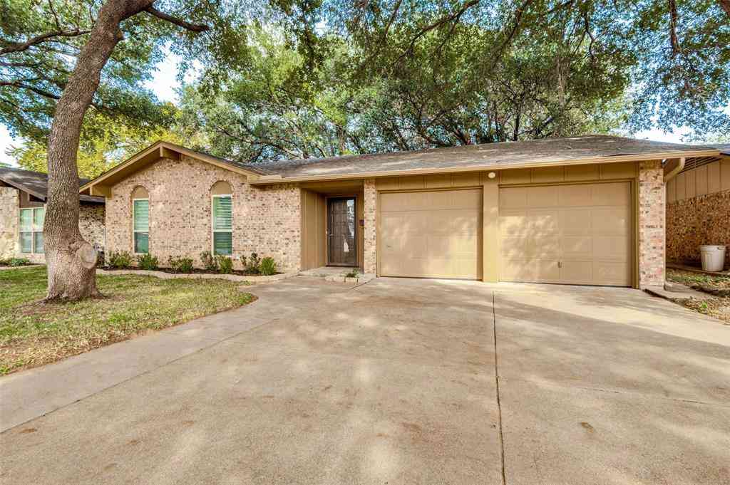 Homes For Sale - 1902 Glenwick Lane<br/> Dallas County, Irving, TX 75060