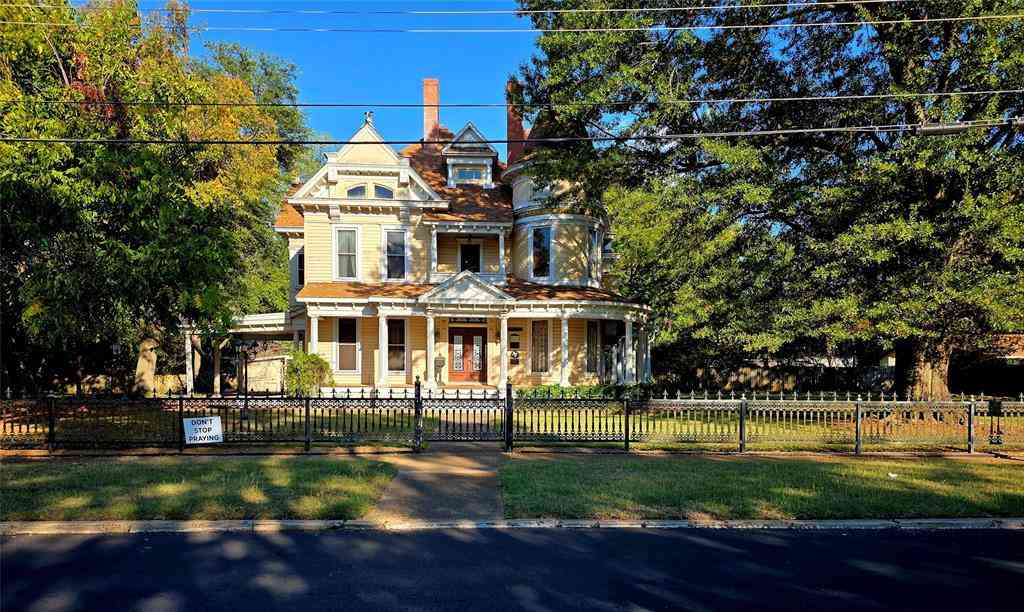 Homes For Sale - 802 Fitzhugh Avenue<br/> Lamar County, Paris, TX 75460