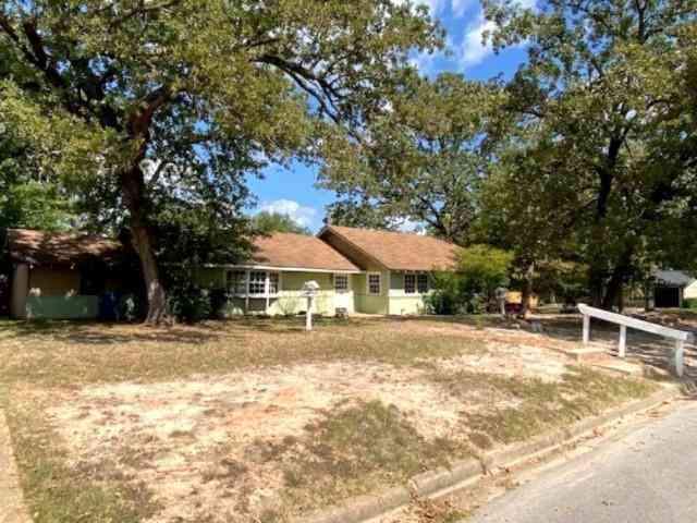 Homes For Sale - 100 Thunderbird Drive<br/> Henderson County, Athens, TX 75751