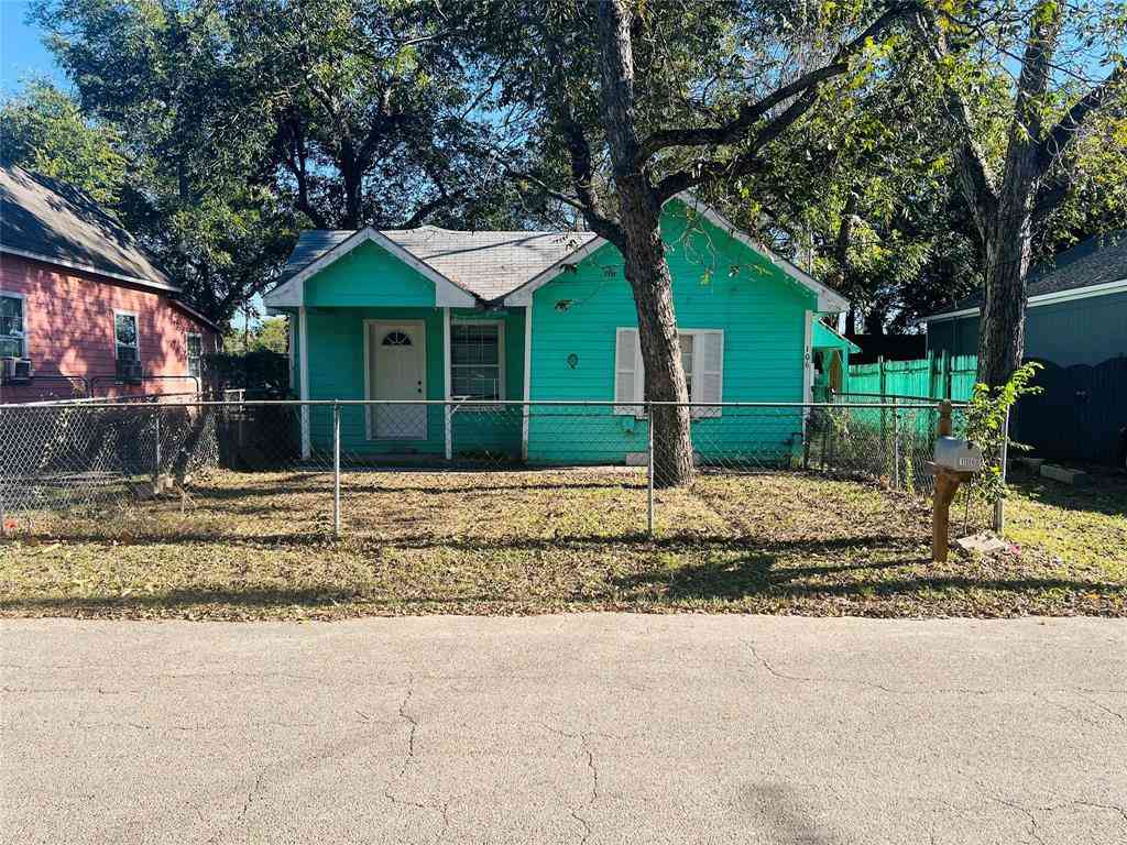 Homes For Sale - 106 Columbia Street<br/> Johnson County, Cleburne, TX 76031