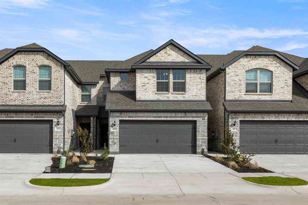 Townhouse For Sale - 655 Sandiford Court<br/> Mansfield, TX 76063