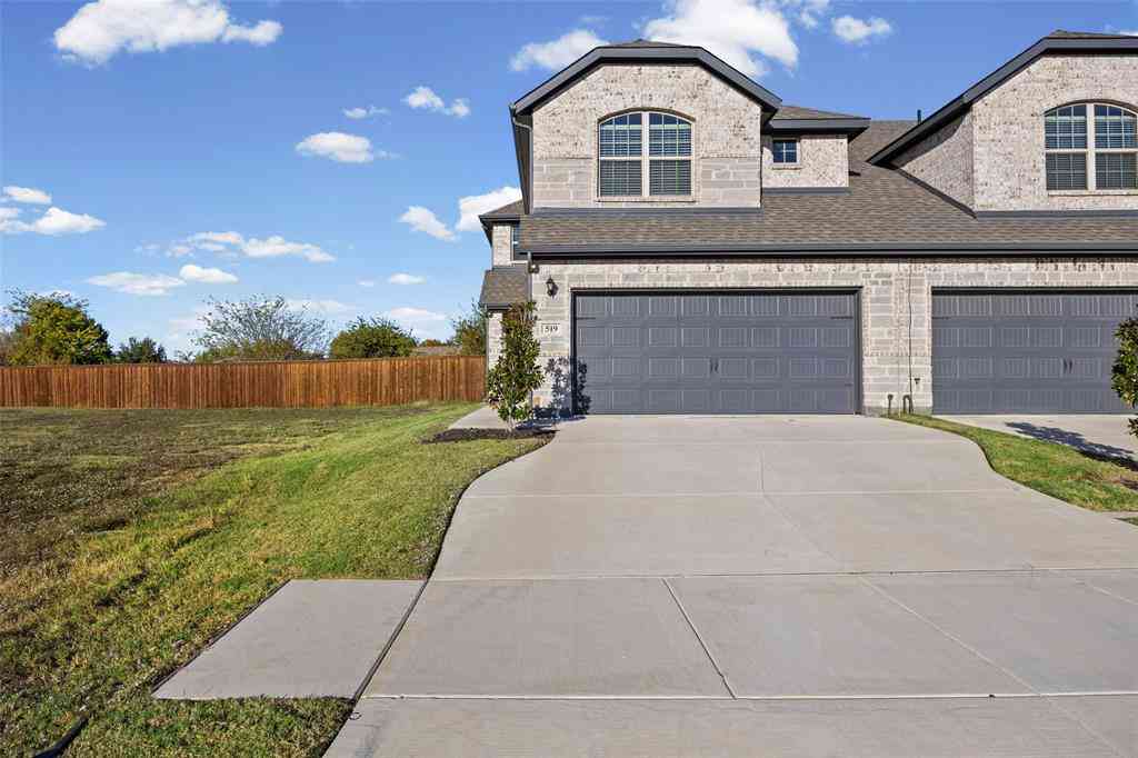 Townhouse For Sale - 519 Sandiford Court<br/> Mansfield, TX 76063