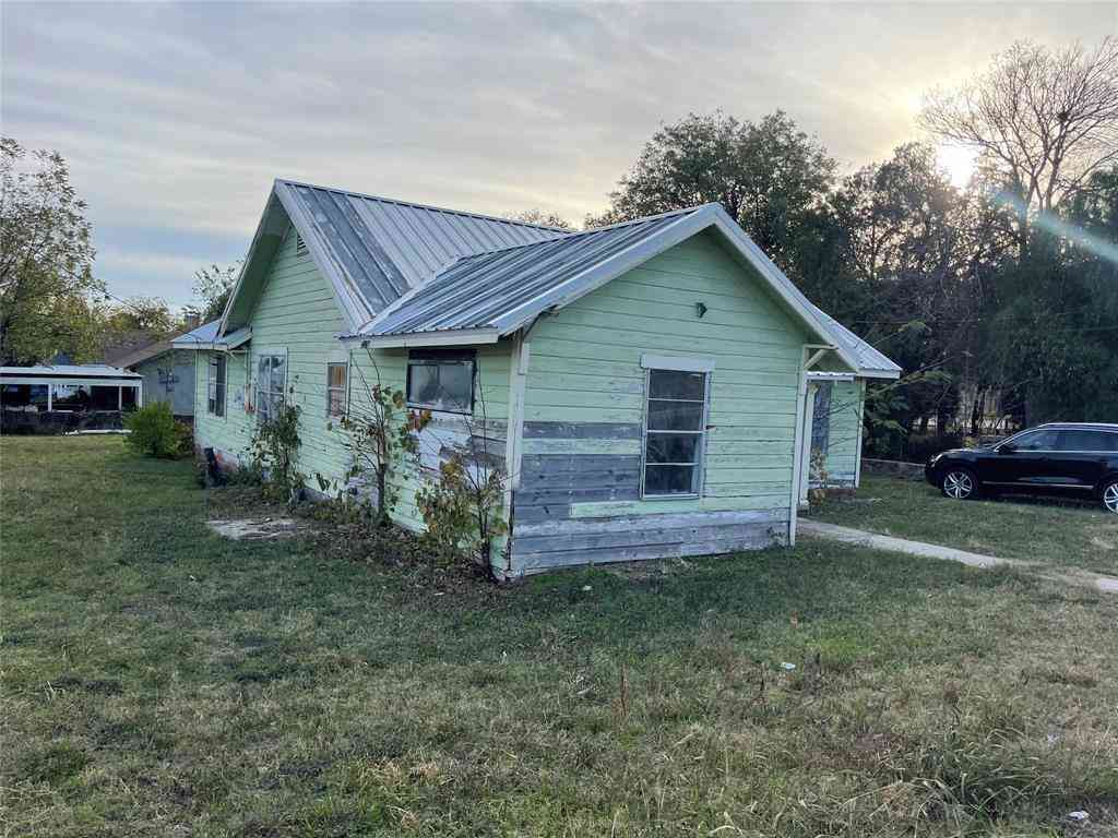 Homes For Sale - 801 W Belknap Street<br/> Jacksboro, TX 76458