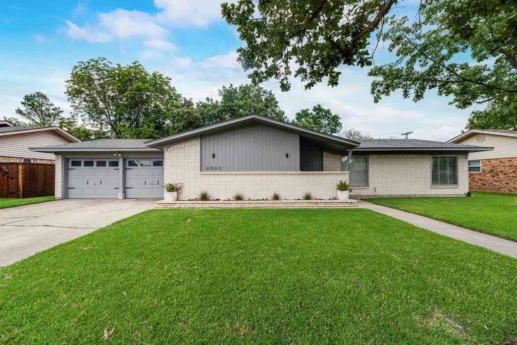 Homes For Sale - 2003 Cypress Street<br/> Gainesville, TX 76240