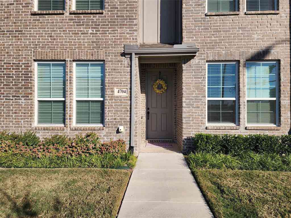 Townhouse For Rent - 4704 Haltom Road<br/> Tarrant County, Haltom City, TX 76117