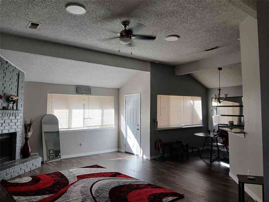 Homes For Sale - 5002 Prairieview Court S<br/> Arlington, TX 76017
