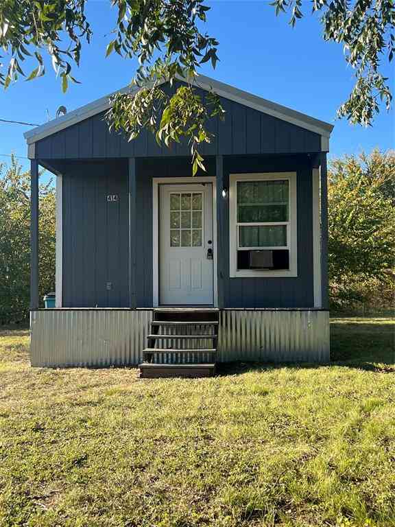 Homes For Sale - 414 Cowan Street<br/> Bowie, TX 76230