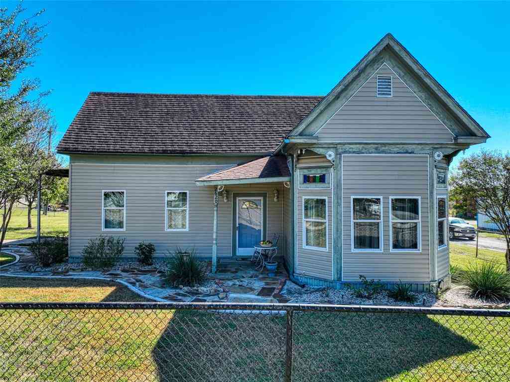 Homes For Sale - 2620 State Highway 7<br/> Falls County, Chilton, TX 76632