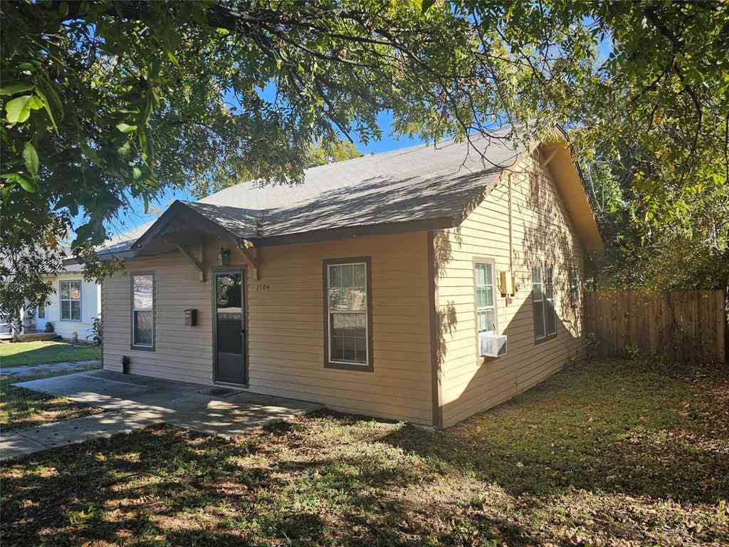 Homes For Sale - 2104 Avenue E<br/> Brownwood, TX 76801
