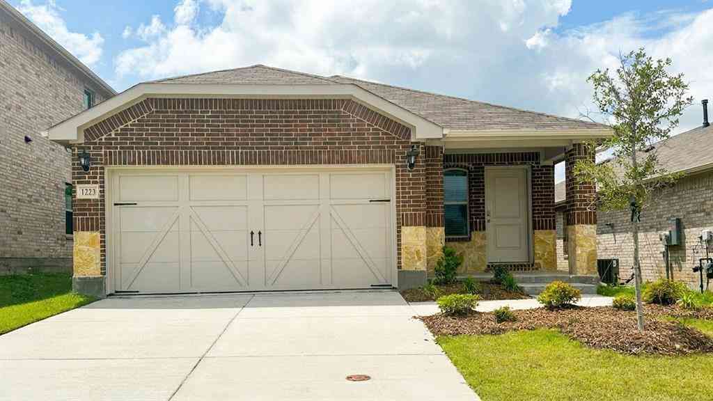 Homes For Sale - 1223 Barkridge Drive<br/> Kaufman County, Crandall, TX 75114
