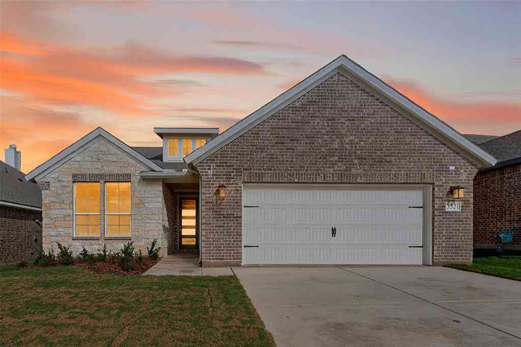 Homes For Sale - 3521 Helena Street<br/> Gainesville, TX 76240