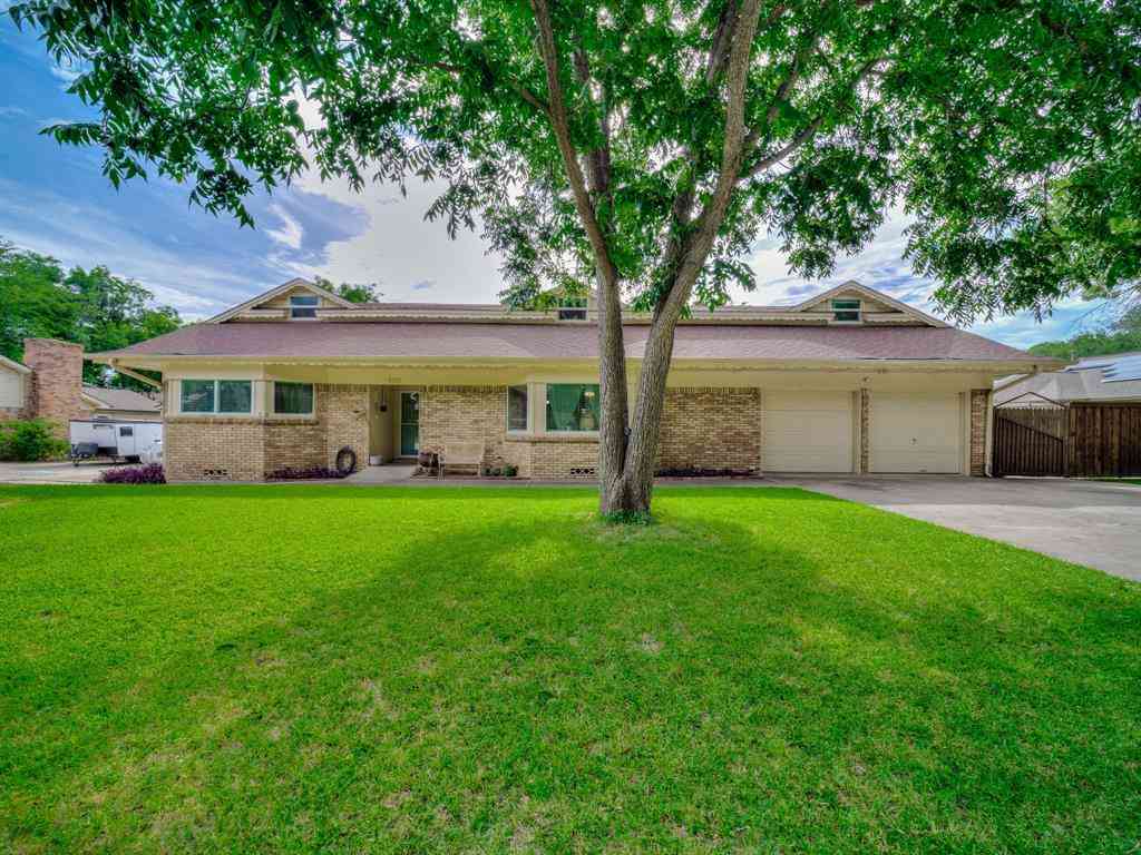 Homes For Sale - 4321 Woodlake Drive<br/> Lake Worth, TX 76135