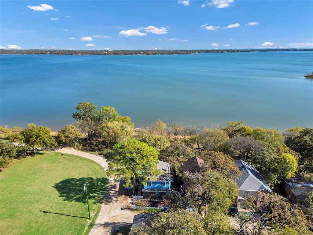 Homes For Sale - 560 Jay Street<br/> Shady Shores, TX 76208