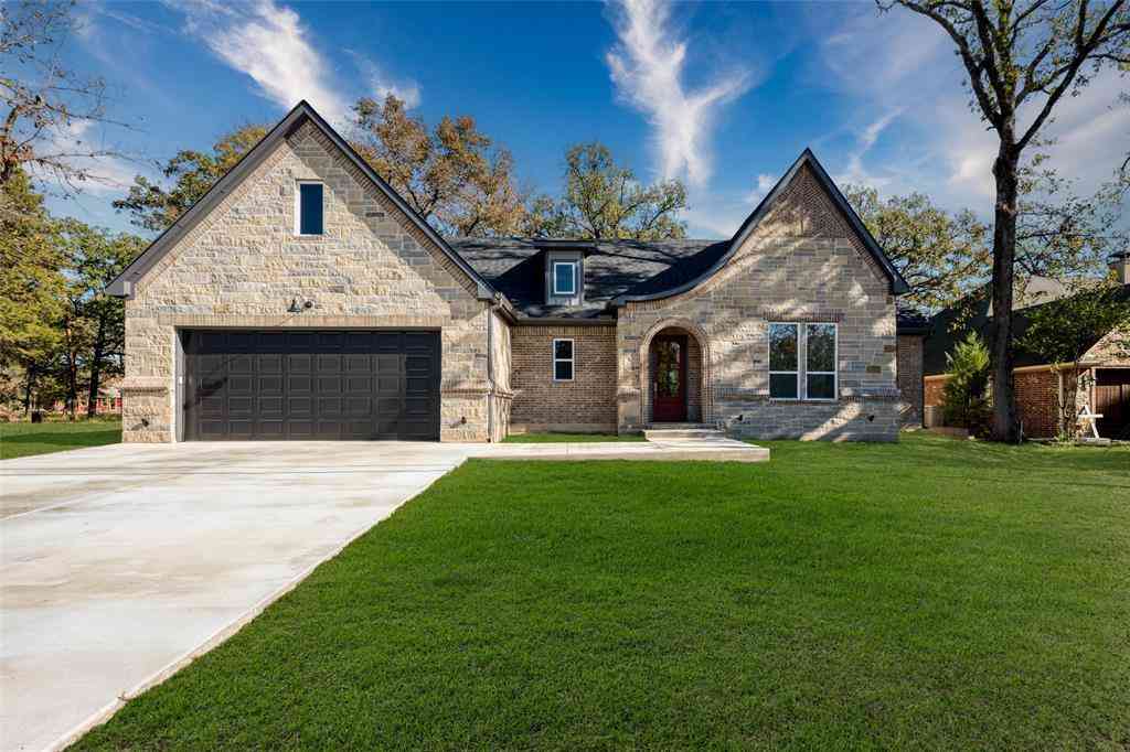 Homes For Sale - 115 Enchanted Drive<br/> Enchanted Oaks, TX 75156