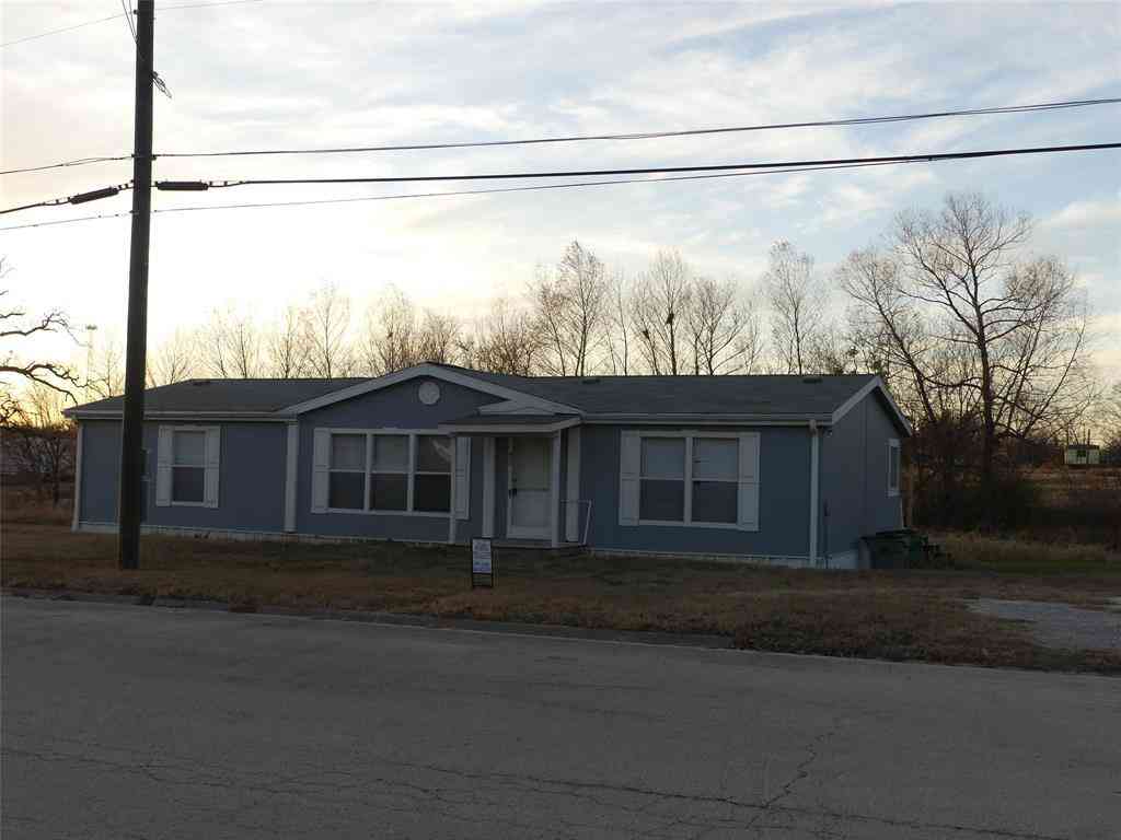 Mobile Home For Sale - 422 Hutchinson Street<br/> Bowie, TX 76230