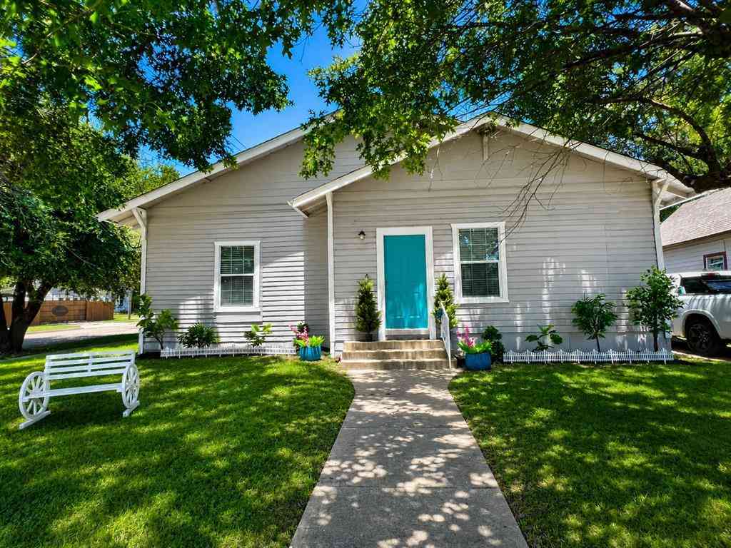Homes For Sale - 220 W Wardville Street<br/> Cleburne, TX 76033