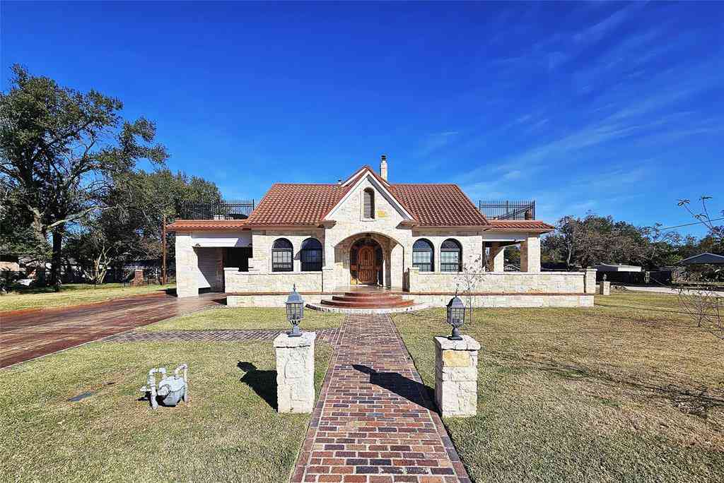 Homes For Sale - 511 E Farrar Street<br/> Limestone County, Groesbeck, TX 76642