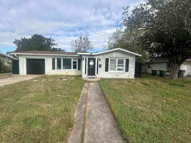 Homes For Sale - 2302 E Mistletoe Avenue<br/> Victoria County, Victoria, TX 77901