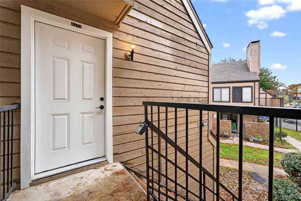 Condo For Sale - 9801 Walnut Street #212<br/> Dallas, TX 75243