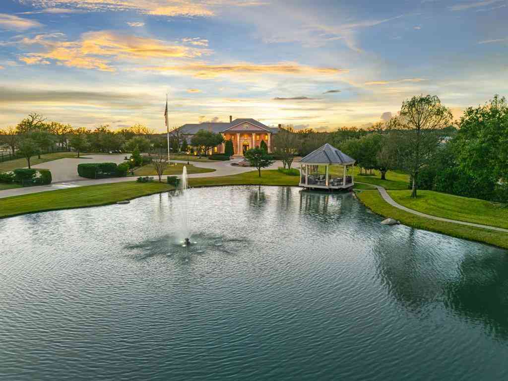 Homes For Sale - 702 S White Chapel Boulevard<br/> Southlake, TX 76092